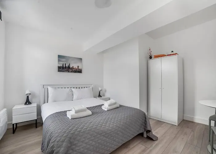Modern Semi-Studio Flat In Historic London Setting
