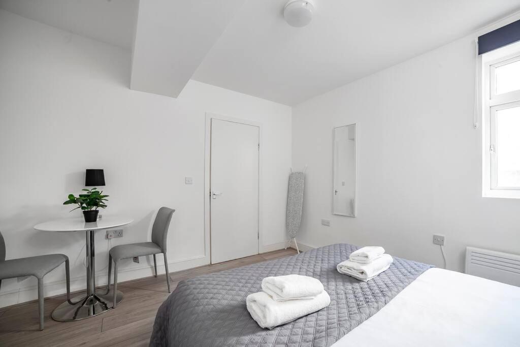 Modern Semi-studio Flat In Historic Setting * Londra