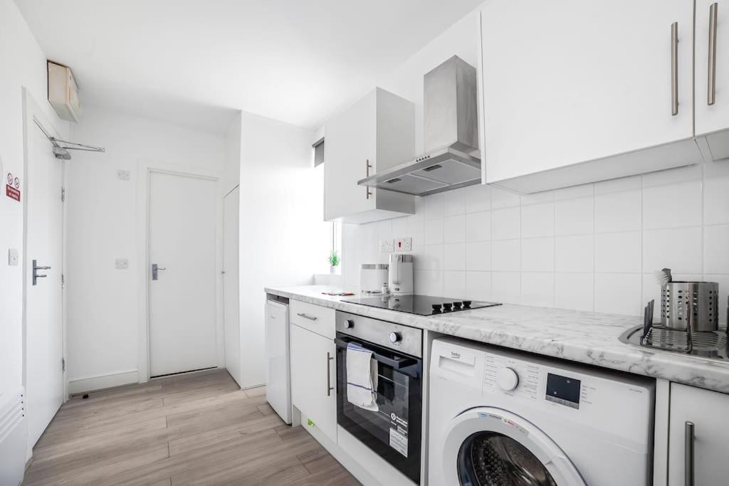Modern Semi-studio Flat In Historic Setting * Londra