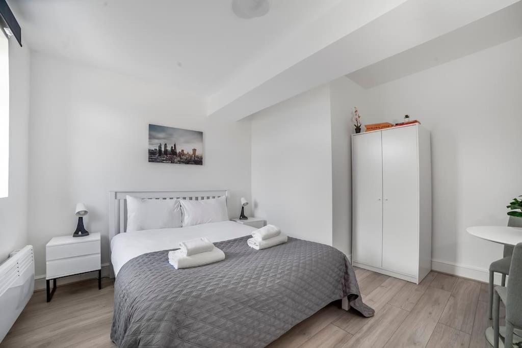 Modern Semi-studio Flat In Historic Setting Londra